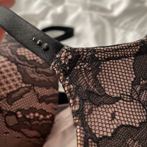 Victoria’s Secret Nude and Black Lace Bra 34DD - Picture 7 of 7